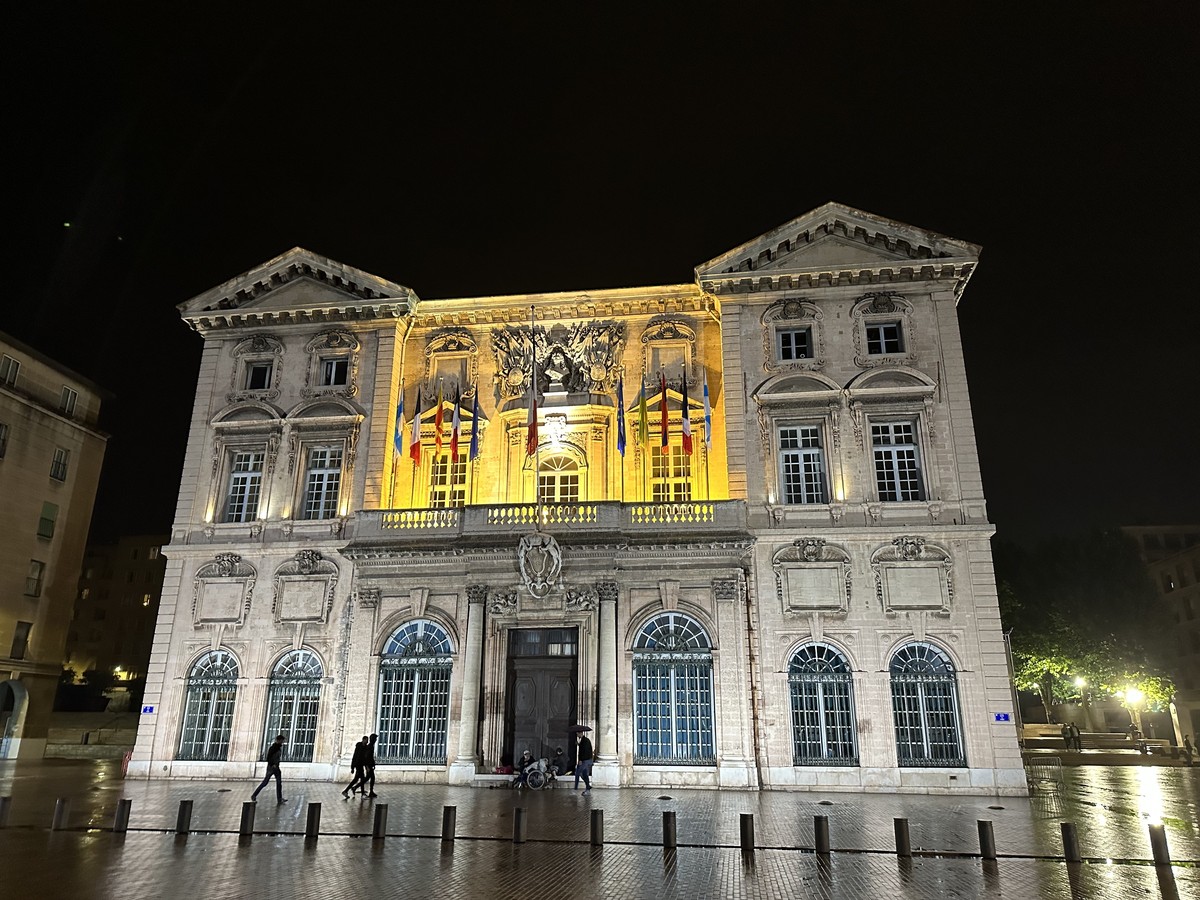 Marseille H&ocirc;tel de Ville illuminated at night