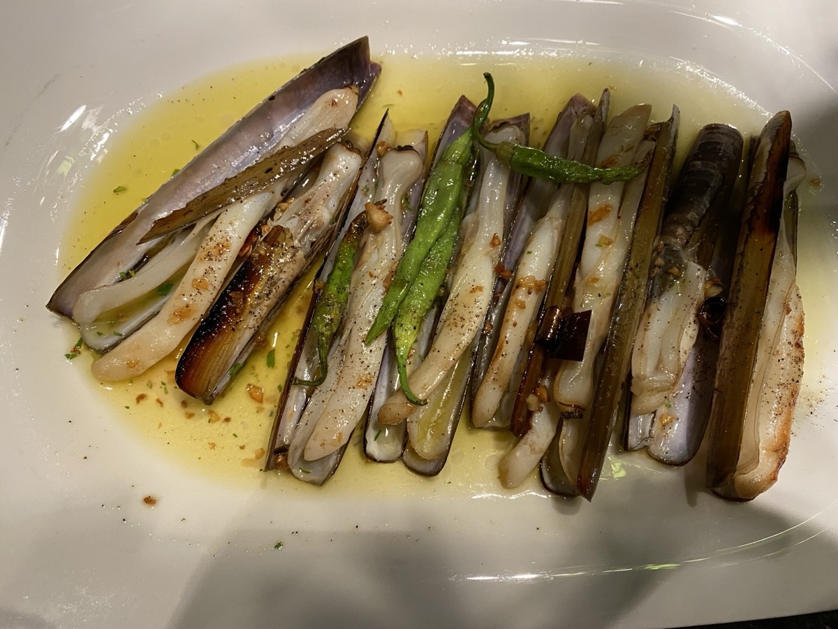 Navajas, razor clams in olive oil and garlic